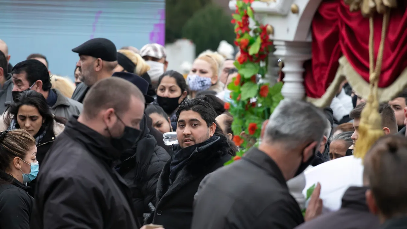 A gyászoló Kis Grófóék egy percre sem hagyják magára az édesanyját