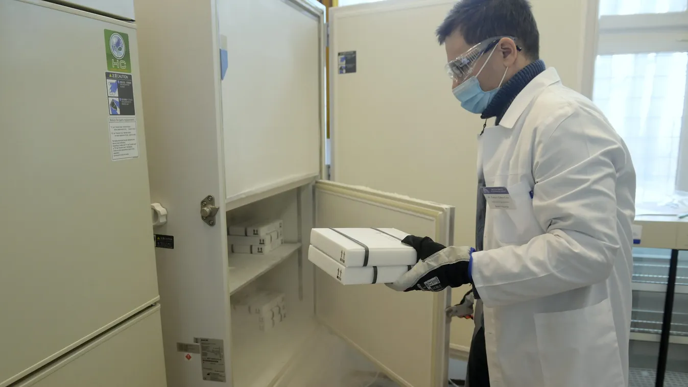 Közel 36 ezer adag Pfizer-vakcina érkezett - fotók