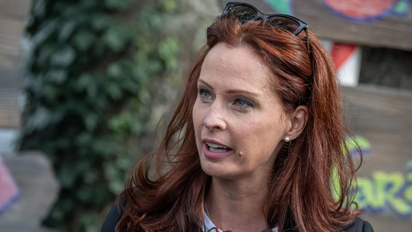 Őrületes pózban kapták le Dobó Katát