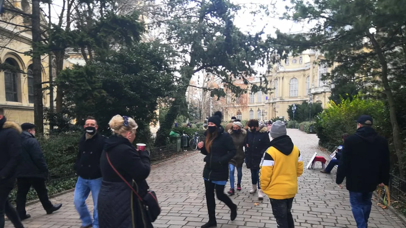 Megtelt a Városliget: elképesztő embertömeg hömpölyög