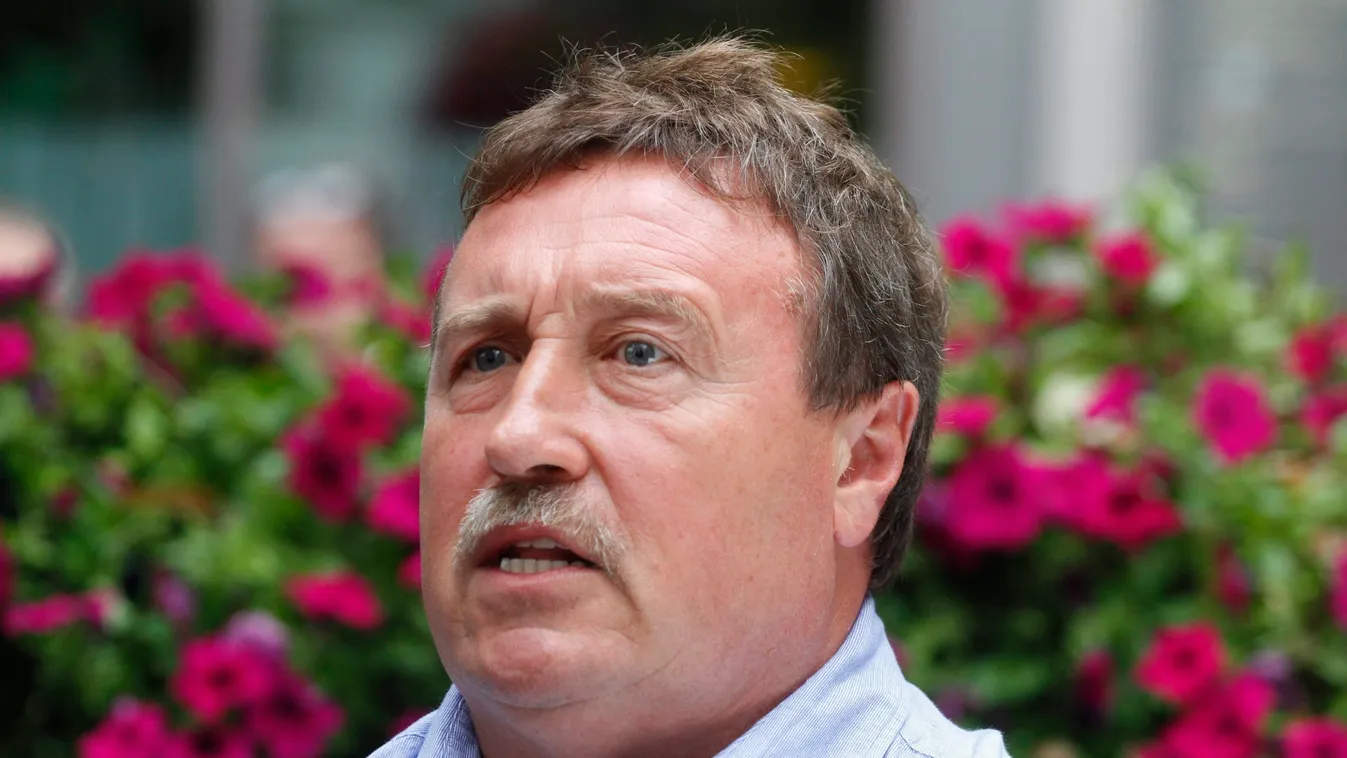 Feleségét is soron kívül oltatta be a baloldali politikus