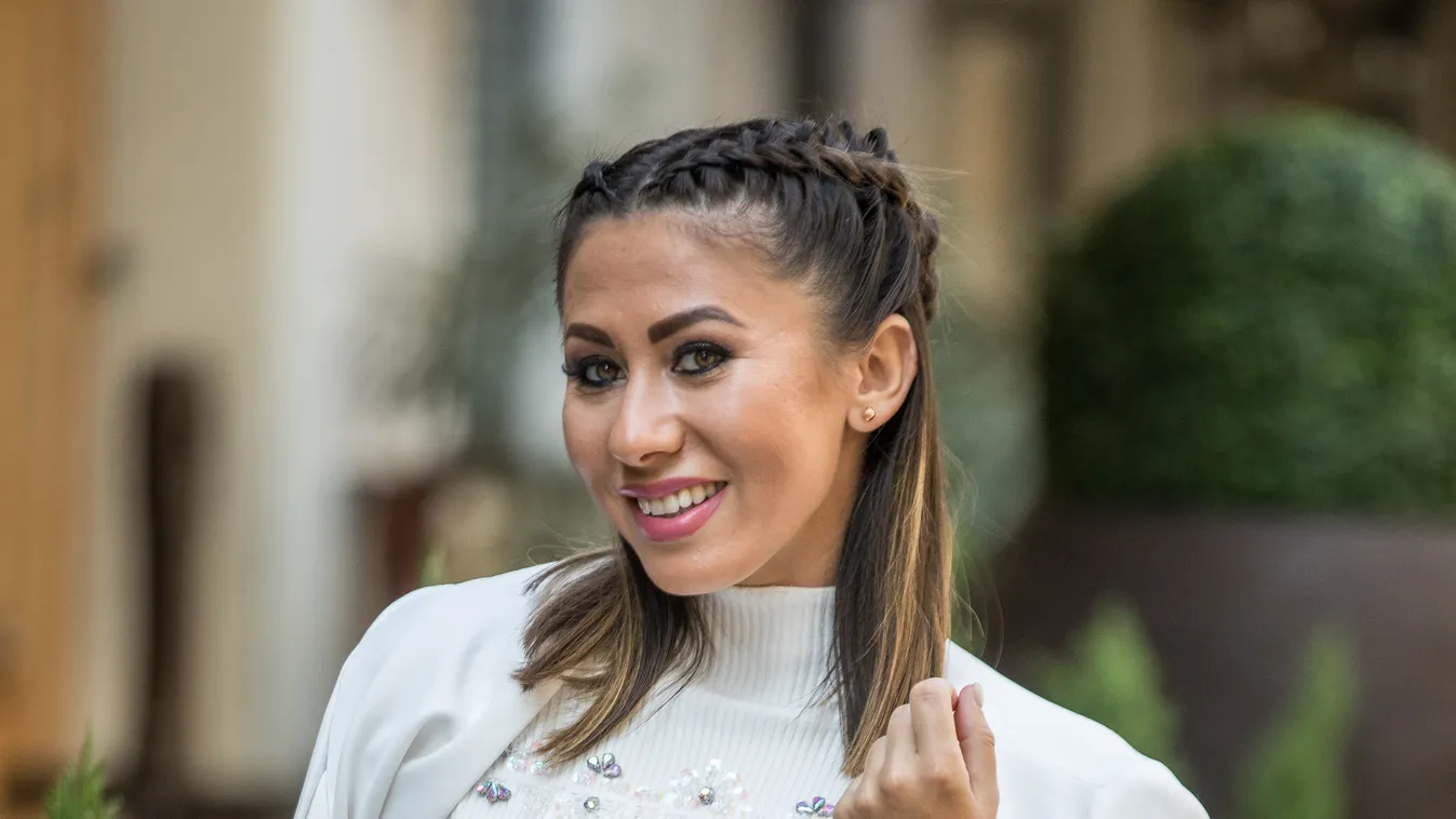 Megható fotó: Jól áll a kisbaba Megyeri Csilla kezében