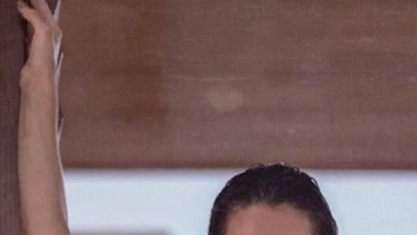 Ezt látni kell, csak falatnyi törölköző takarja  a feszes mellű álomnő testét