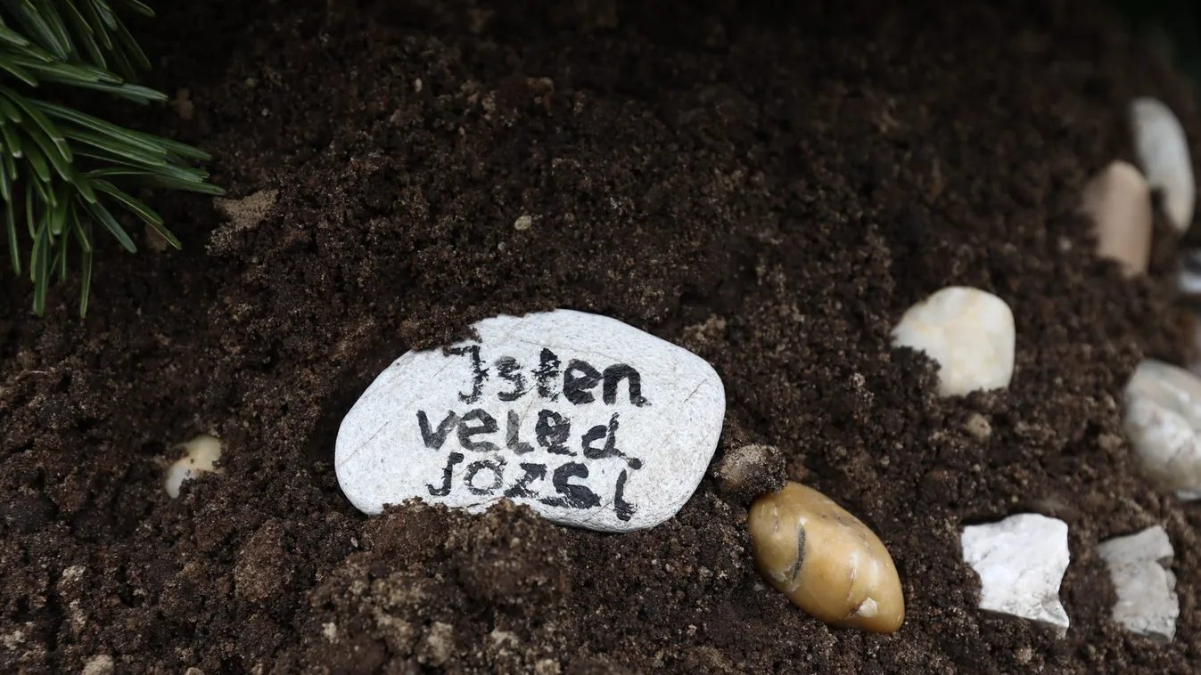 Végső nyugalomra helyezték Sas Józsefet, így néz ki a sírja - Videó