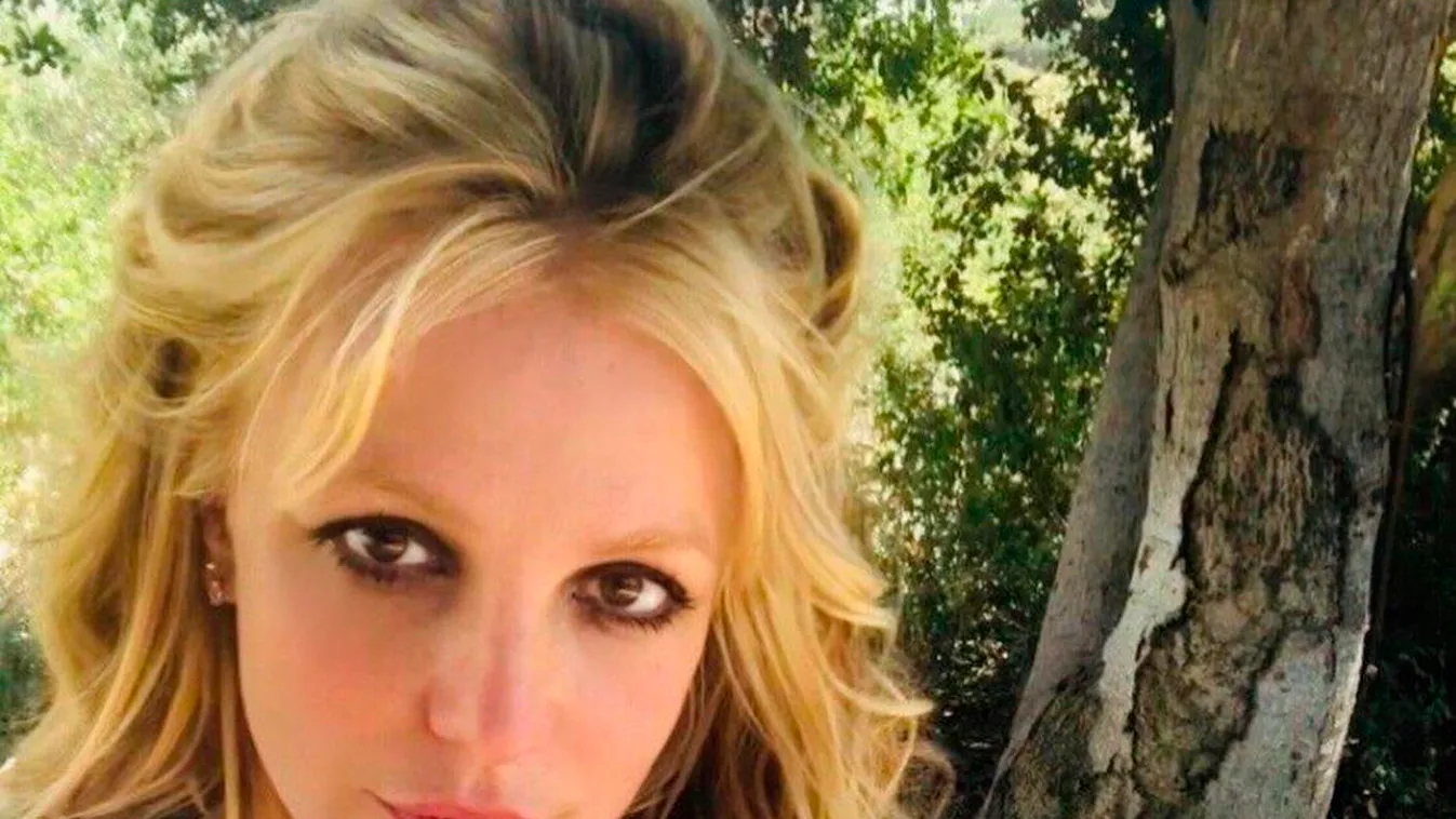 Valaki lefotózta az óceánparton enyelgő Britney Spearst, nem semmi a látvány - Fotó