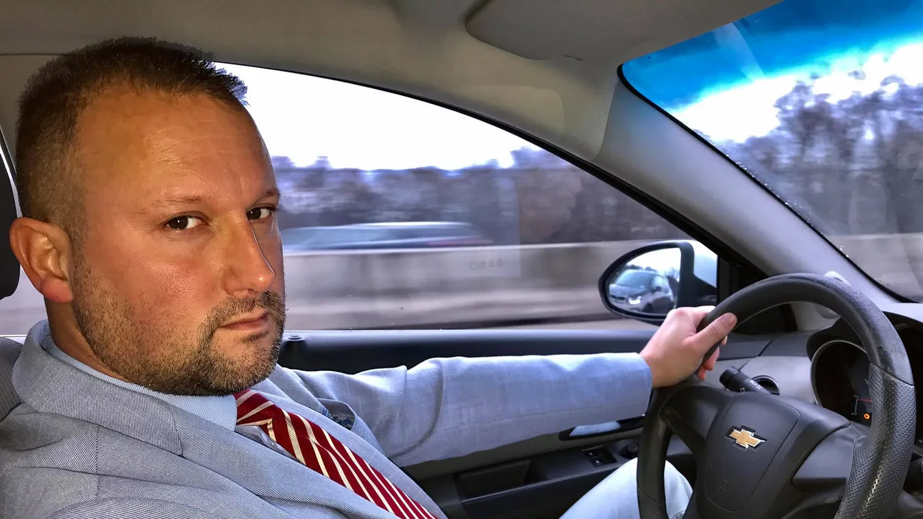 Különös randik a hátsó ülésen: Bomlanak a telt nők a taxisofőr Alekoszért