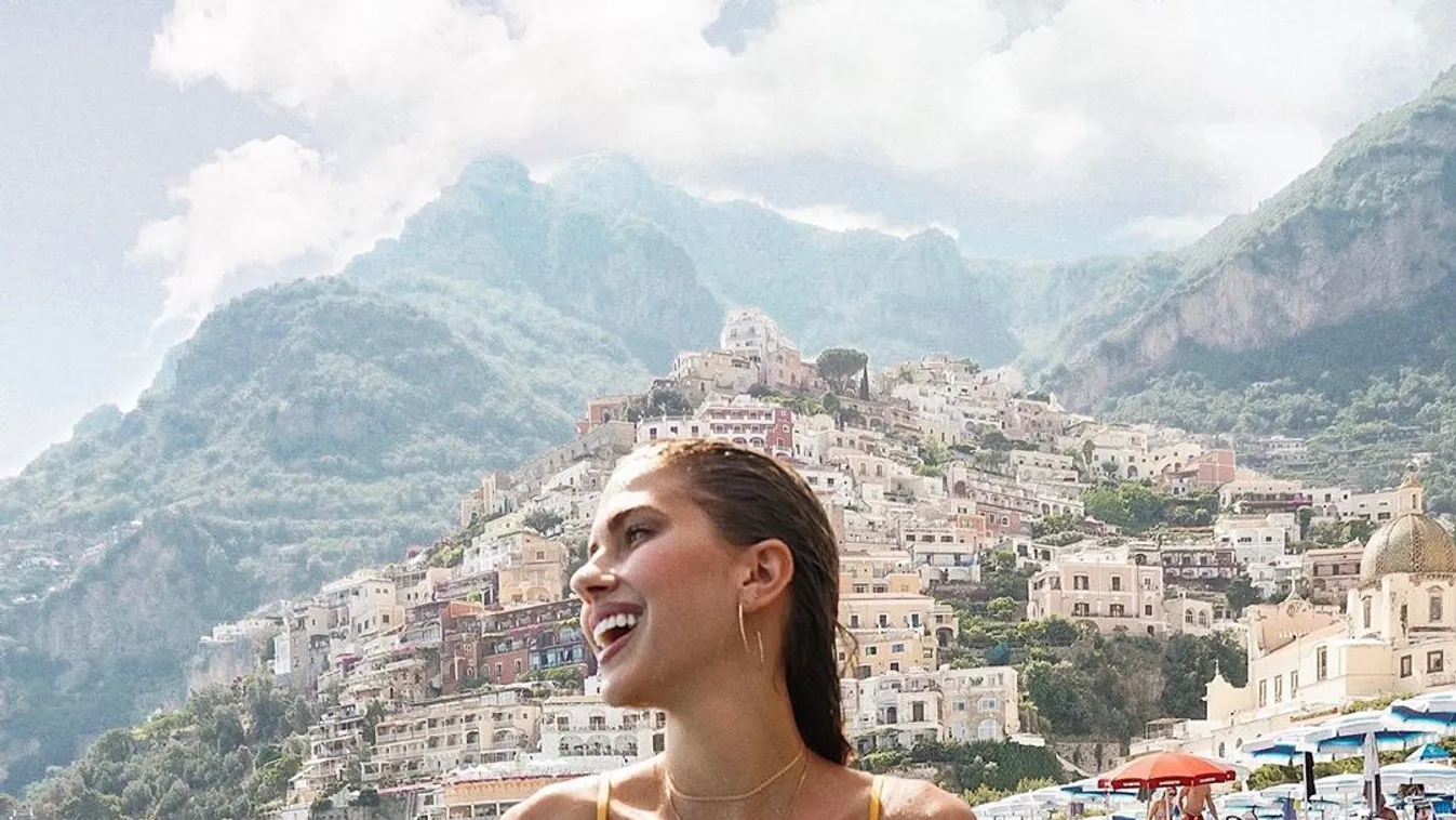 Se bugyi, se más: teljesen pucéran guggolt le a tökéletes mellű álomnő