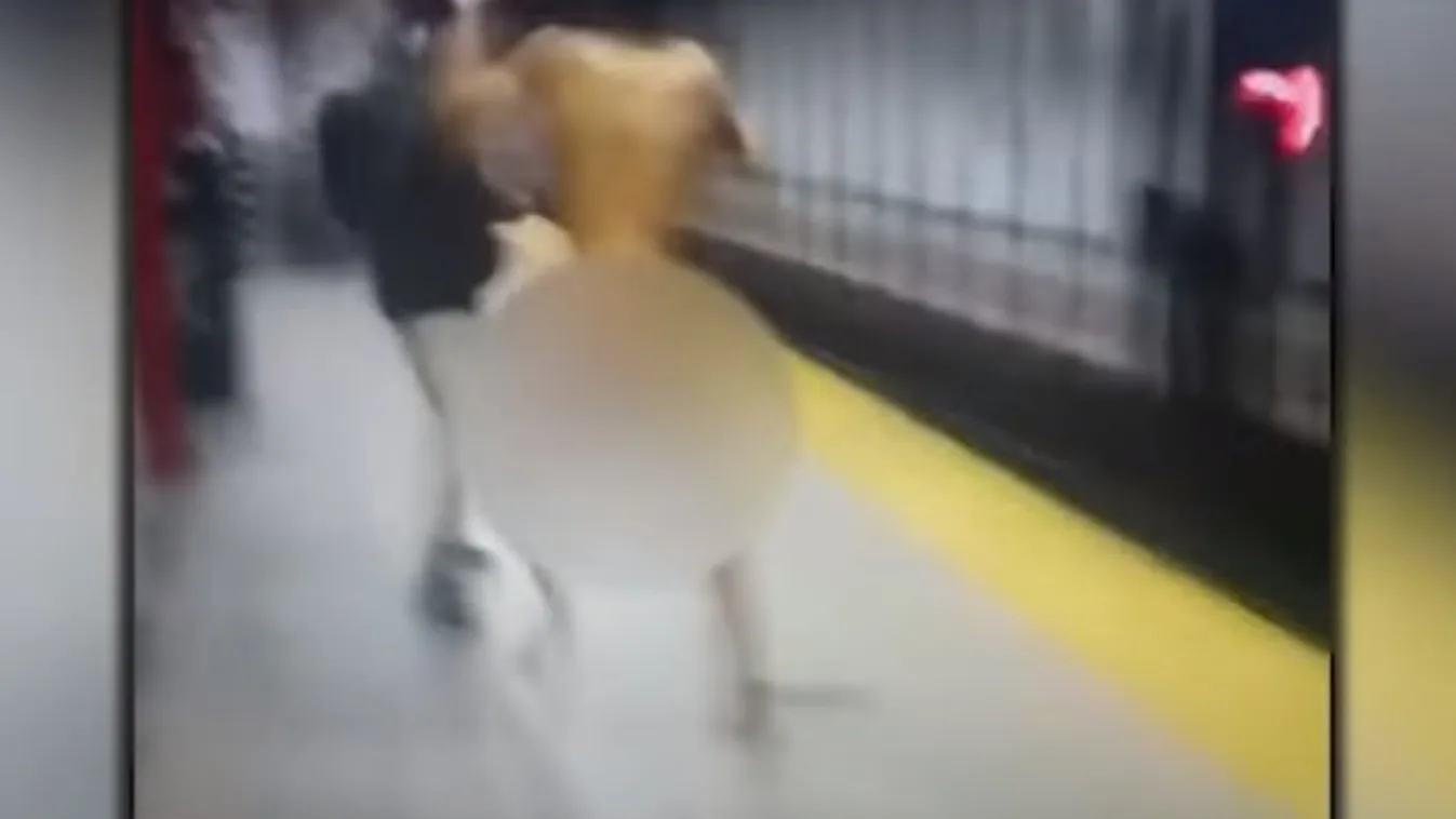 Meztelenül balhézott egy férfi a metróban, sokkoló, ami ezután történt - videó