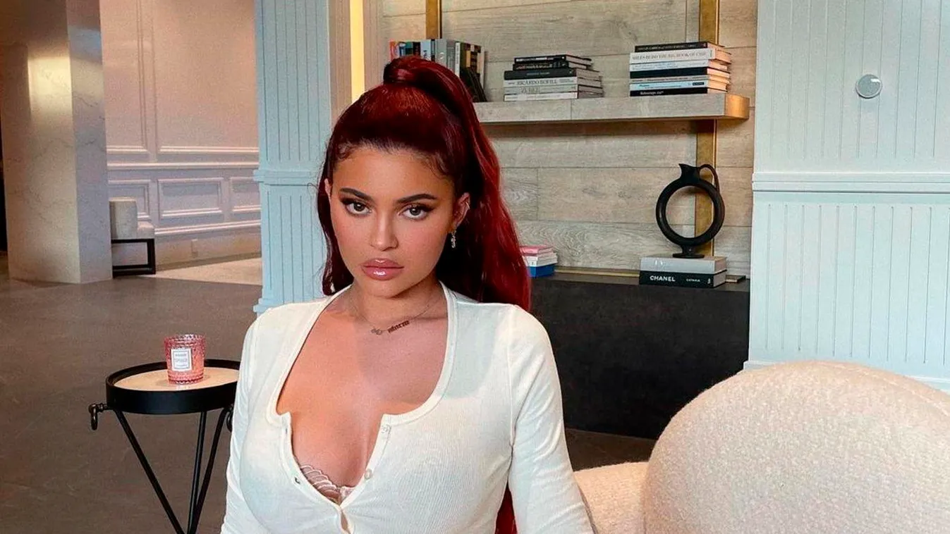 Nem rossz marketing: Kylie Jenner megint a méretes cickóival próbál eladni valamit - Fotó