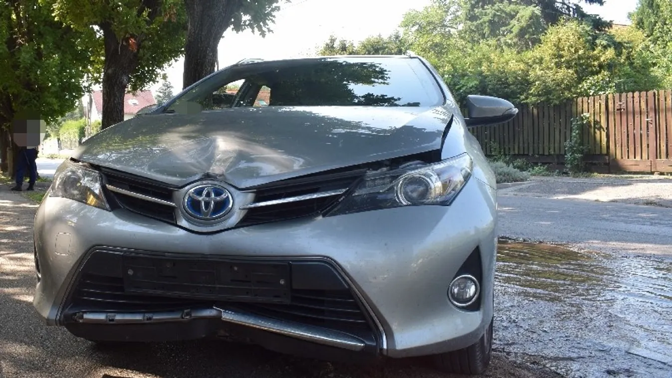 Vezetni engedte 14 éves gyereket egy budapesti nő, balesettel végződött az útjuk – fotók