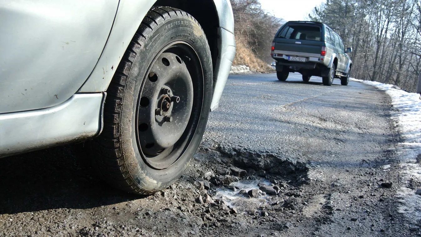 Ezt jó, ha tudod! Így fizet a biztosító, ha kátyúkár ér