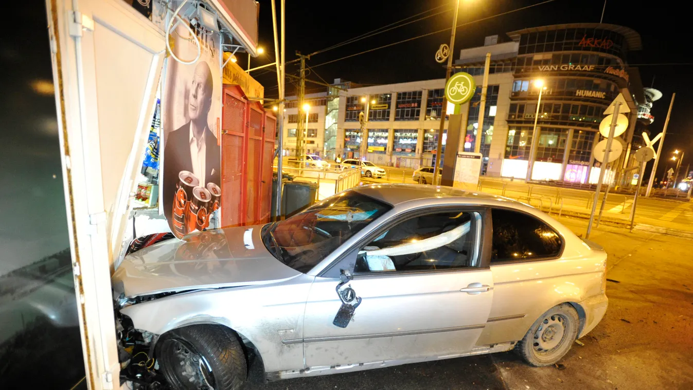Autós üldözés Budapesten: jogsi nélkül vezetett a 15 éves srác, durva vége lett - képek