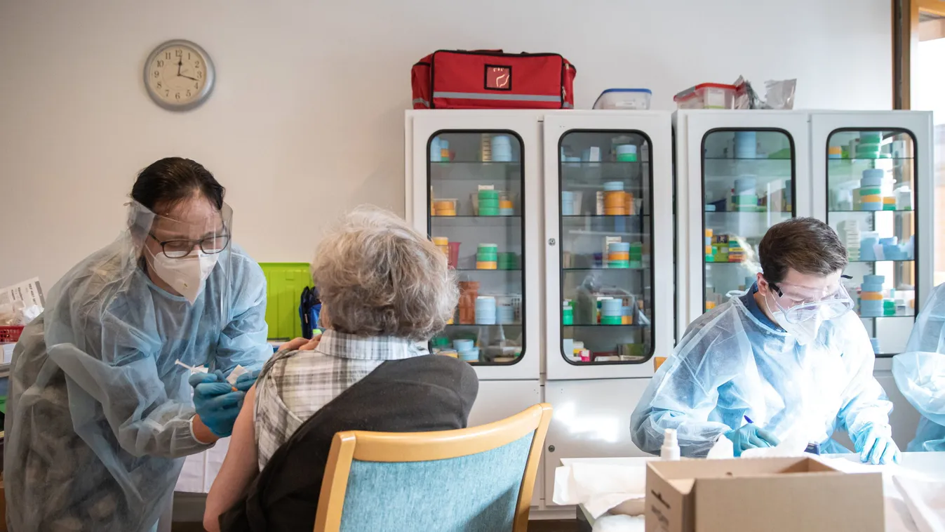 Újabb magyar idősek otthonában adták be a koronavírus elleni védőoltást - Fotók