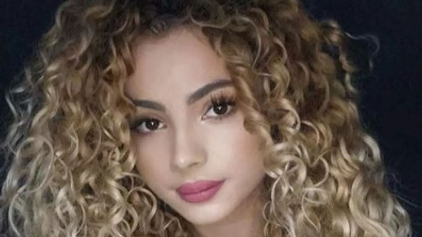 Opitz Barbi aprócska topban mutatta meg hatalmas kebleit