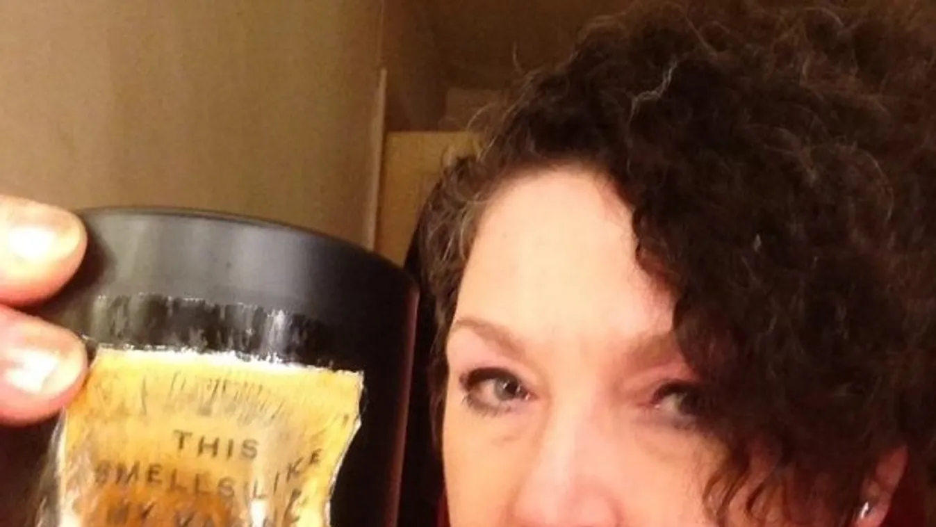 Égő pokollá vált a nő nappalija miután felrobbant a vaginaillatú gyertya