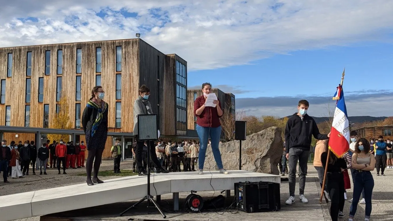 Egy 15 éves diák iszlamista fenyegetései miatt be kellett zárni egy francia középiskolát