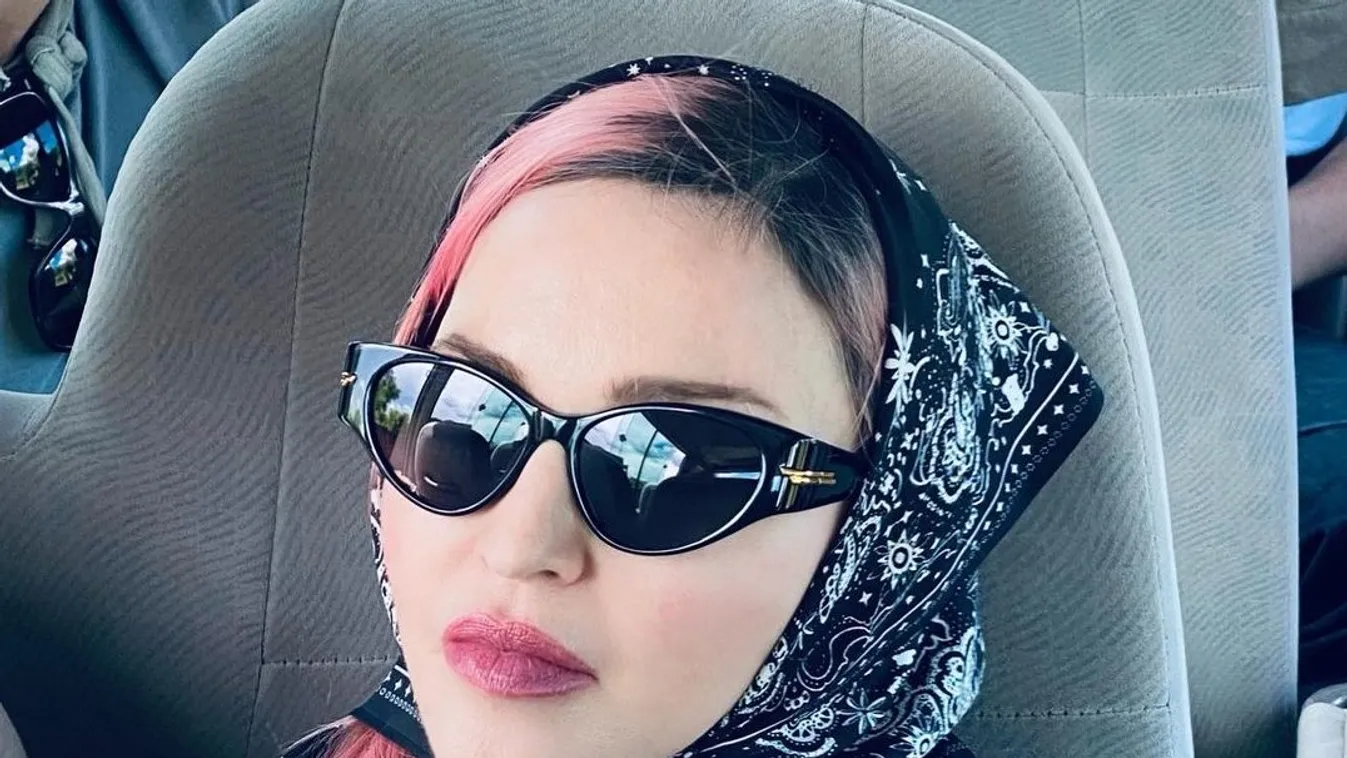 Madonna szétrakott lábbal mutatta meg a bugyiját - Fotó