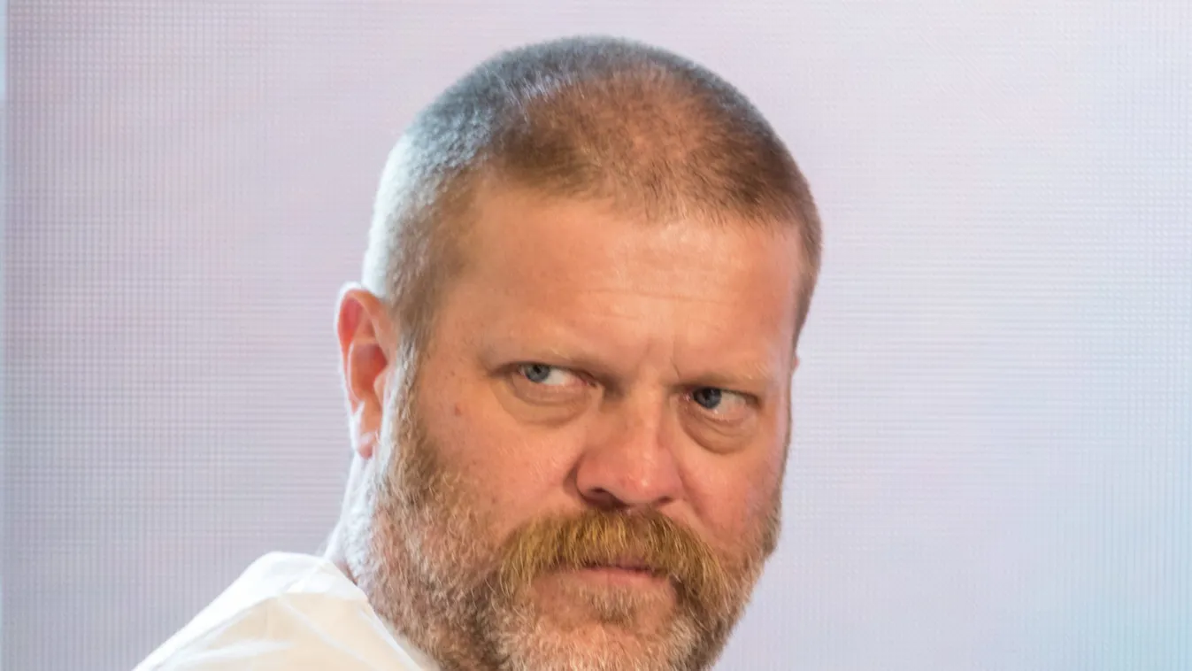 Zokogva omlott össze egy boltban Szabó Győző