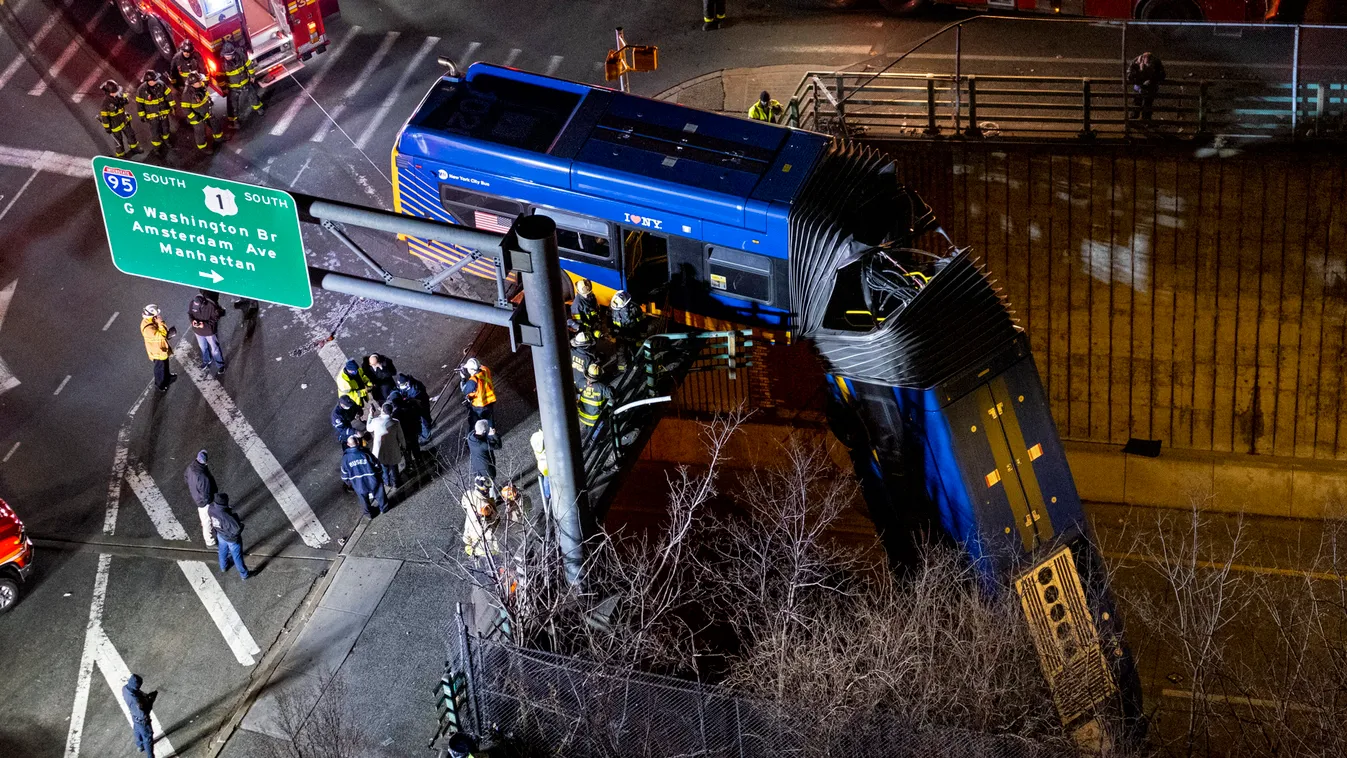 Vérfagyasztó videó: fejjel lefelé lógott a felüljáróról az utasokkal teli busz