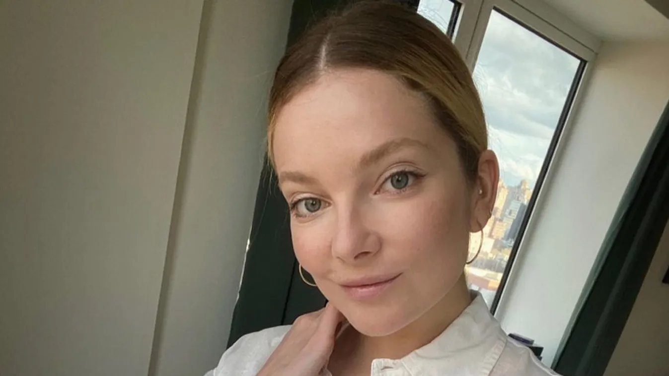 Melltartó nélkül kívánt szép vasárnapot Mihalik Enikő - Fotó