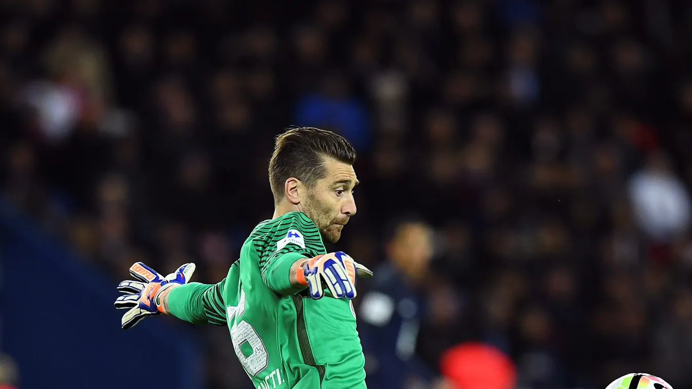 Borzasztó balesete után az intenzív osztályon harcolnak a kapus életéért