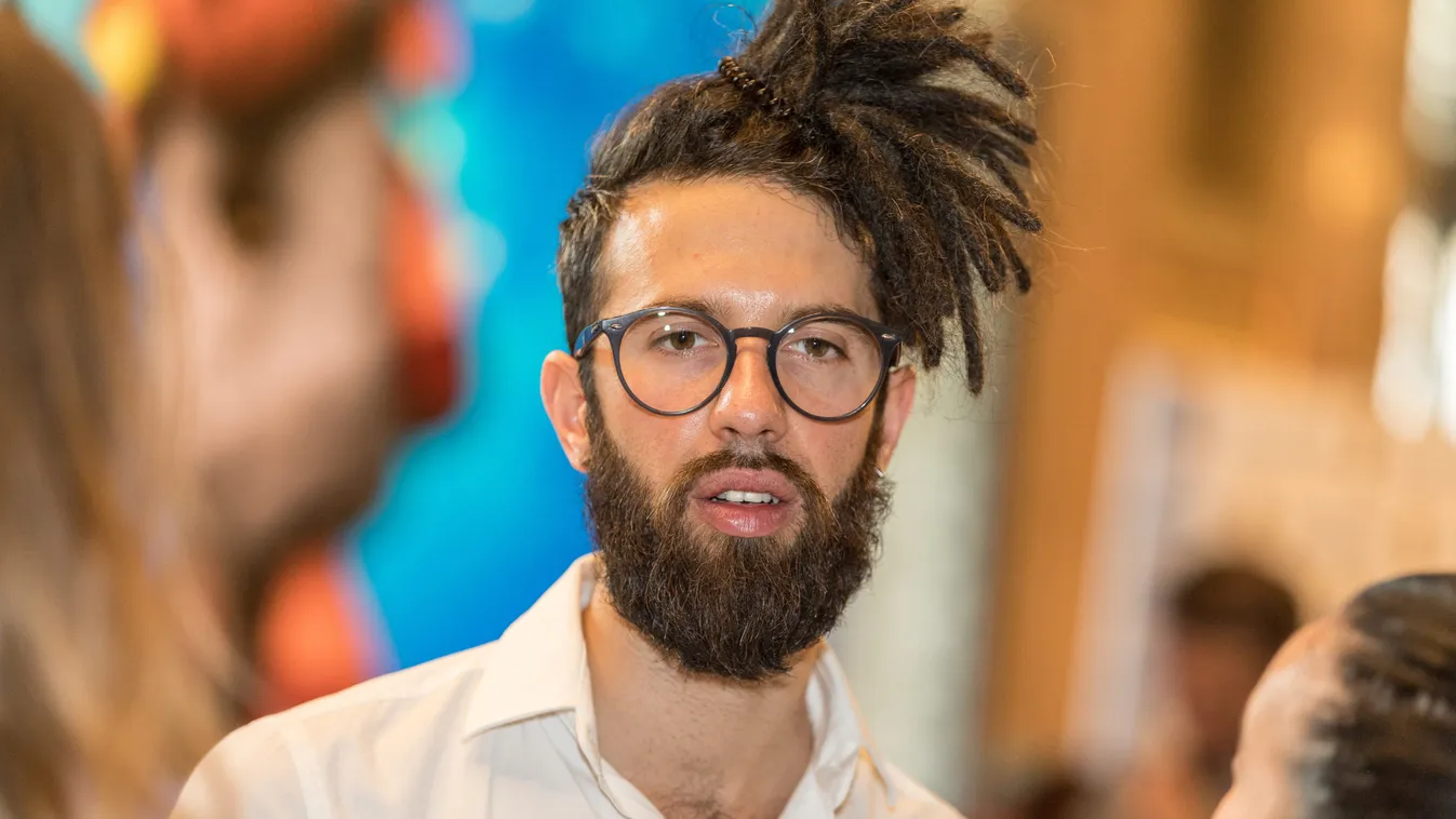 Kissé bizarr: Ezt alkotta a karantén alatt a magyar énekes - Fotó