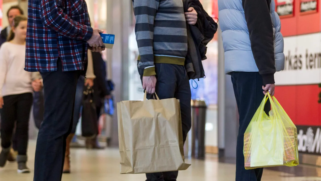 Még most is sorban állnak az emberek a karácsonyi ajándékok miatt