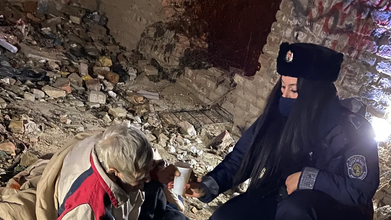 Szívmelengető fotók: 67 éves fagyoskodó férfit mentettek meg a rendőrök