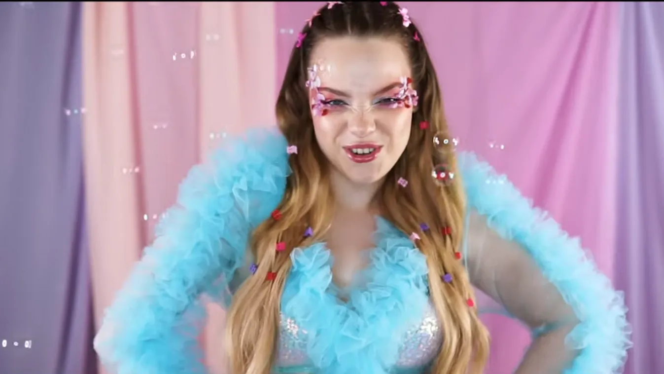 Nagyon merész, a kamerába tolta gömbölyű fenekét a magyar énekesnő