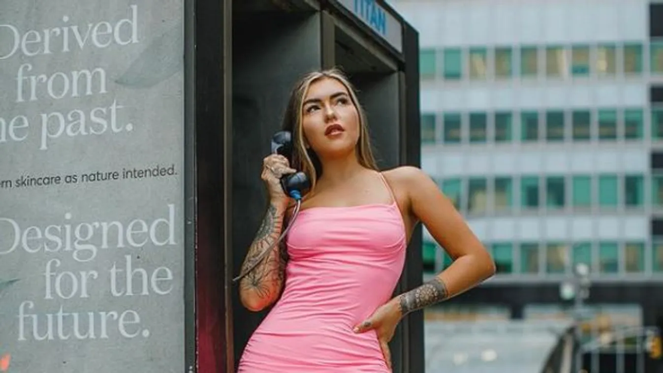 Lesifotó készült a parkban pucéran ugráló csajról +18-as fotó