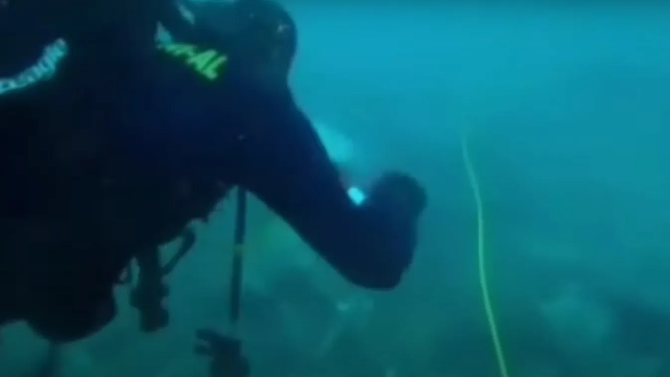 Sokkoló felvételen a lezuhant indonéz repülőgép roncsai, meglettek a fekete dobozok - videó