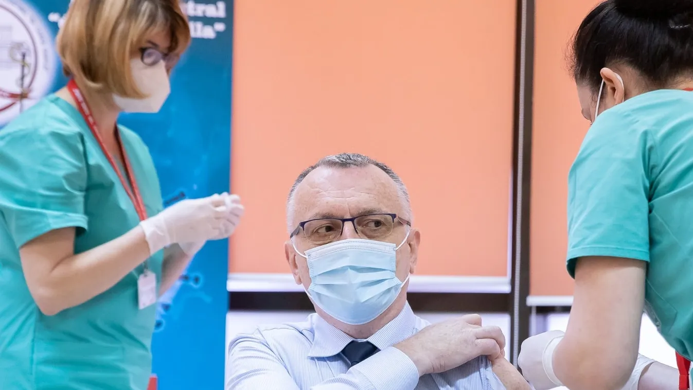 Speciális ruhát viselt az oltáshoz a román miniszter - Fotó