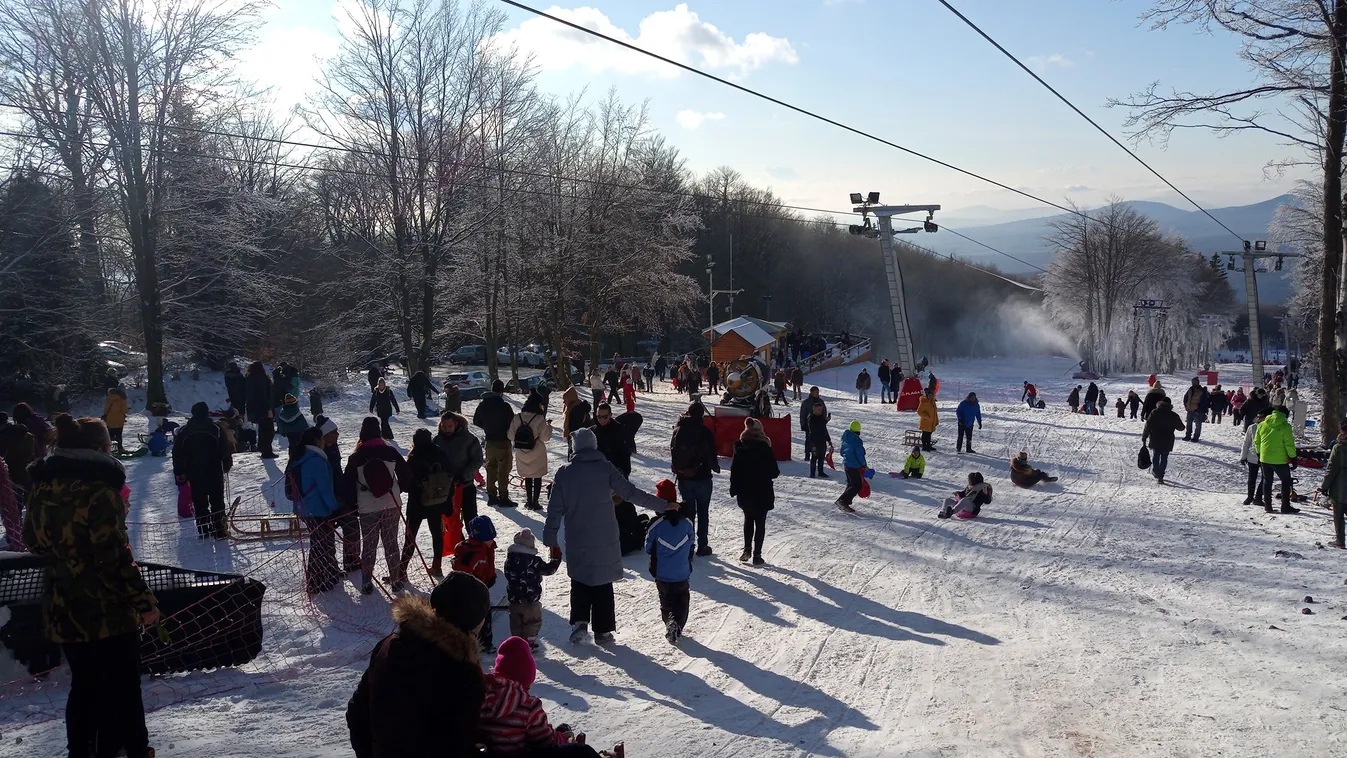 Zsúfolásig megtelt a Kékestető, egymás hegyén-hátán állnak a szánkók és az autók