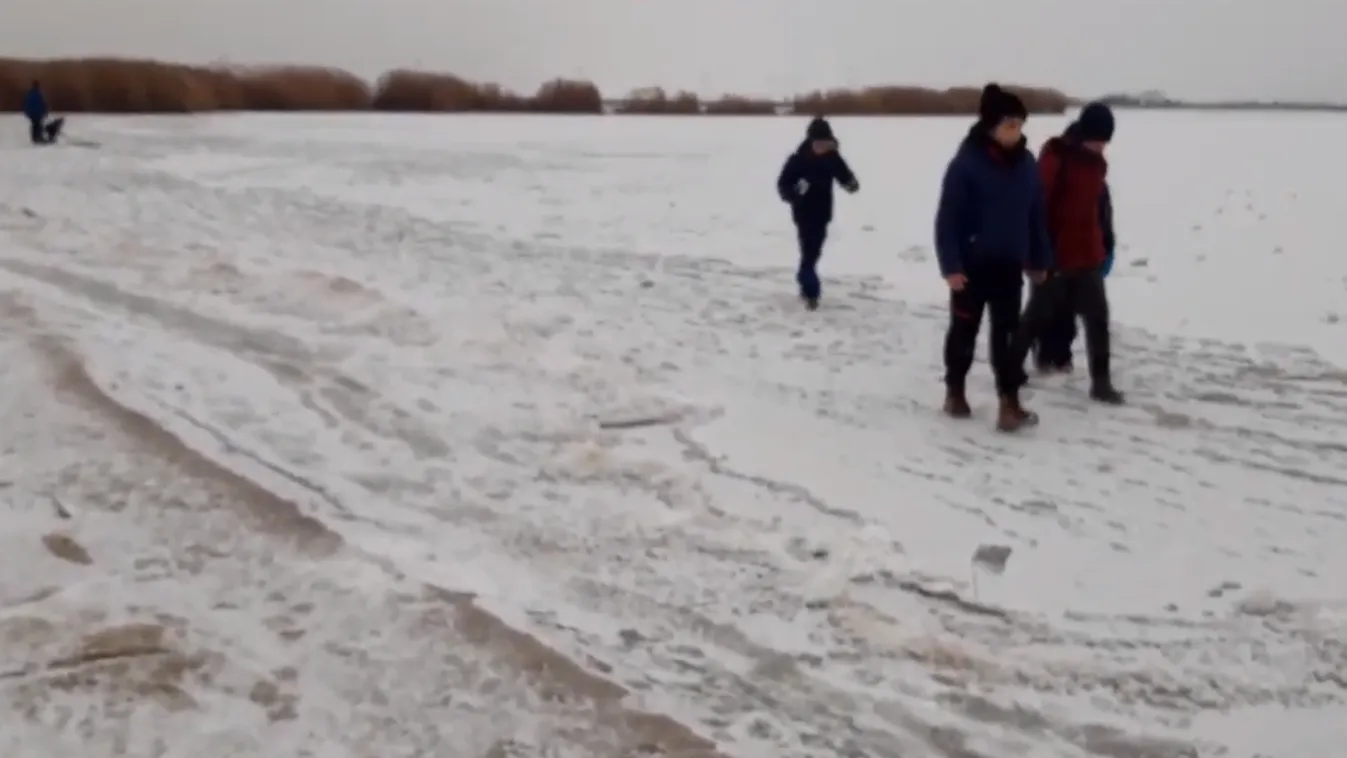 Befagyott a Velencei tó, többen a jégre merészkedtek