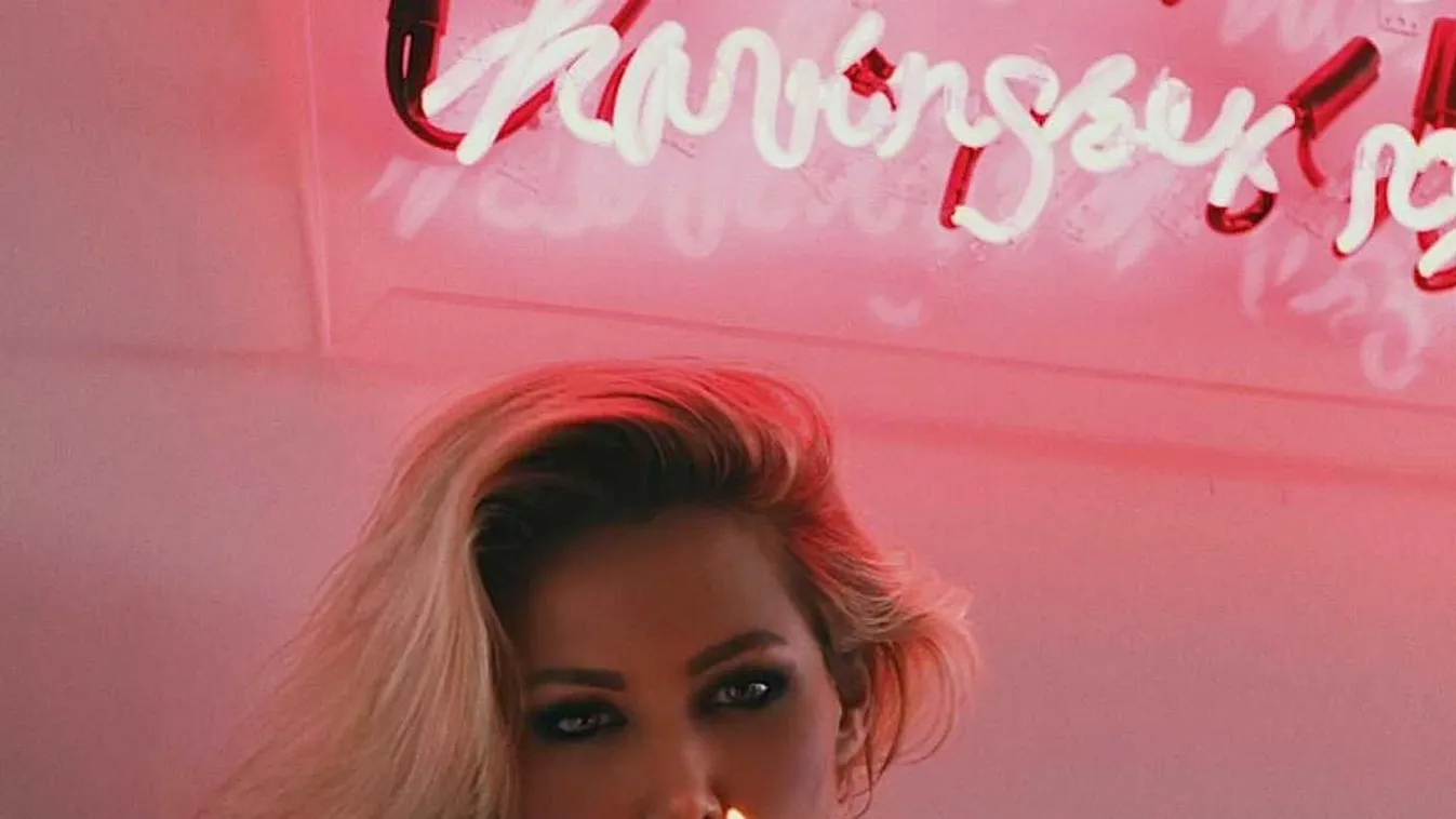 Átlátszó apró bugyiban terpeszt a kerek mellű álomnő