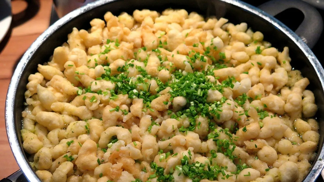 Így készül az isteni finom csurgatott nokedli, magyar háziasszony mutatja a trükköt - Videó!