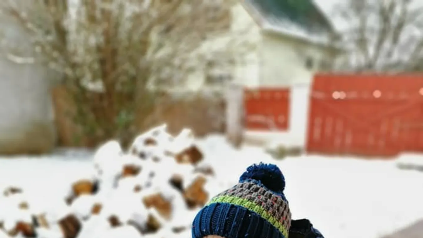 Elbűvölő: szánkózni volt az SMA-s kis Zente - fotók