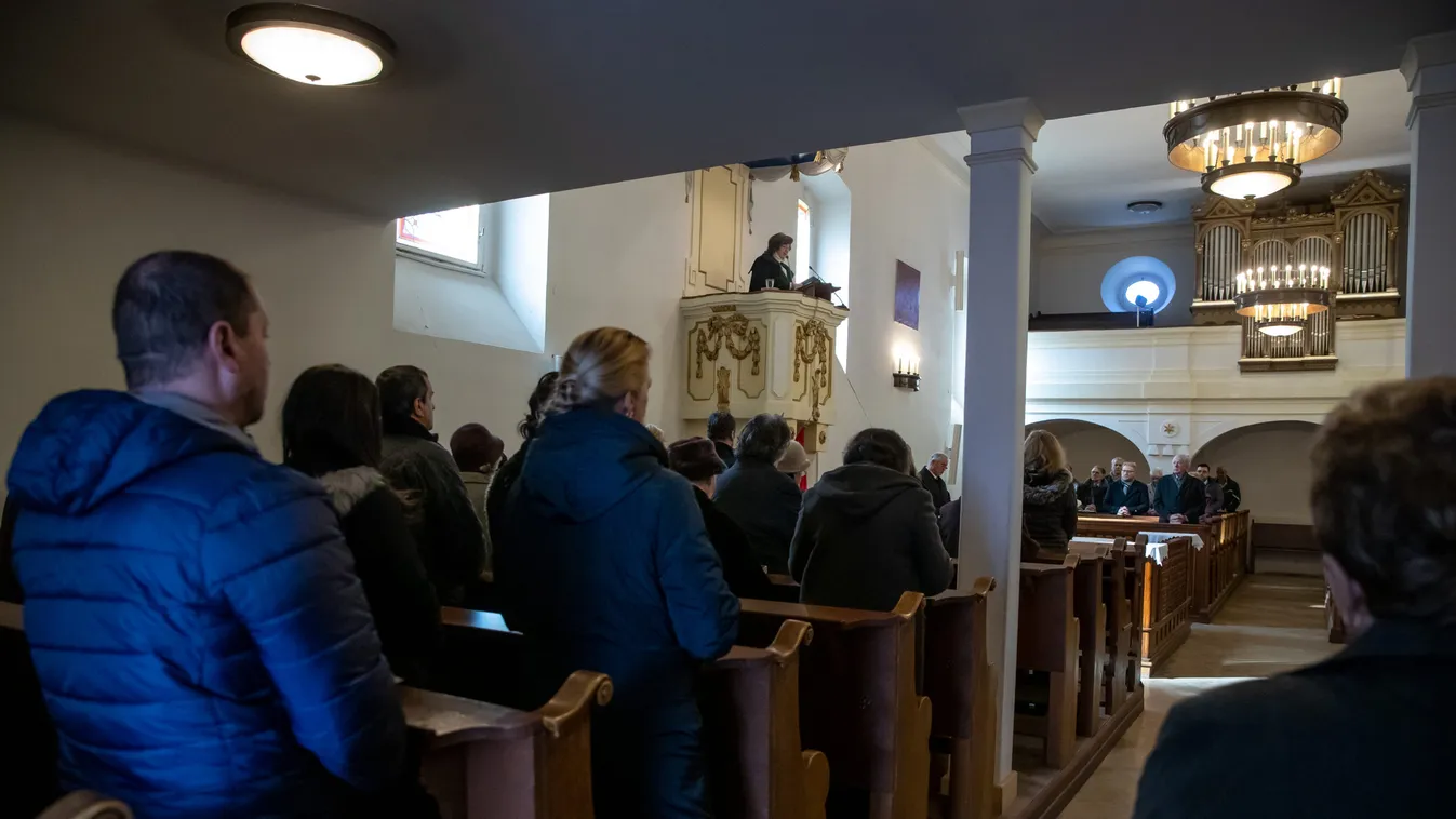 Szenteltvíz helyett ez várja a híveket a templom bejáratánál