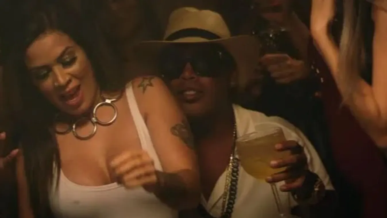 Kebelparti, brutál mellű nők között lazul Ronaldinho