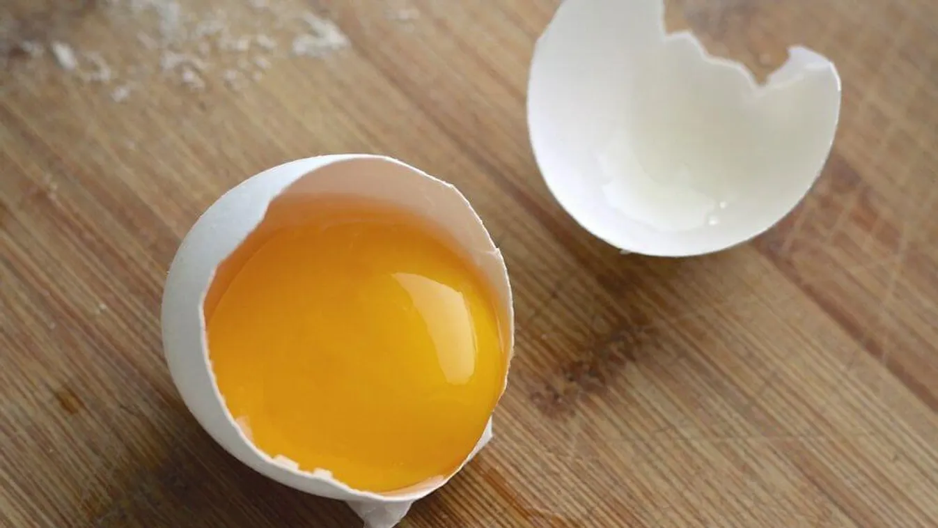 Ez történik a tojással, ha héjastul dobod a forró serpenyőbe