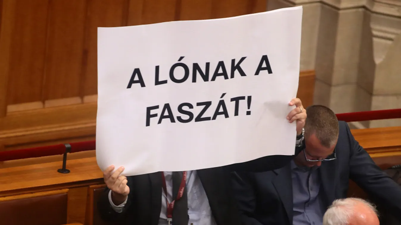Saját szavazóit sarcolja meg Hadházy
