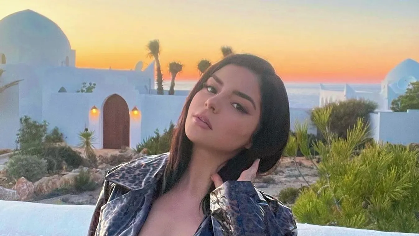 Bugyi nélkül, meztelenül napozik az ismert kebelcsoda