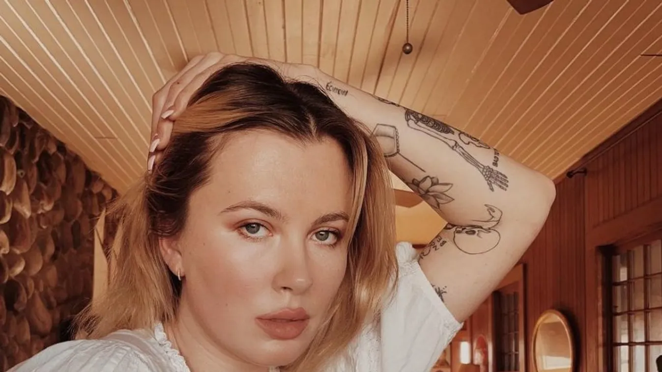 Ez ám a dögös Britney-jelmez: Kipakolta a melleit Kim Basinger lánya - Fotó