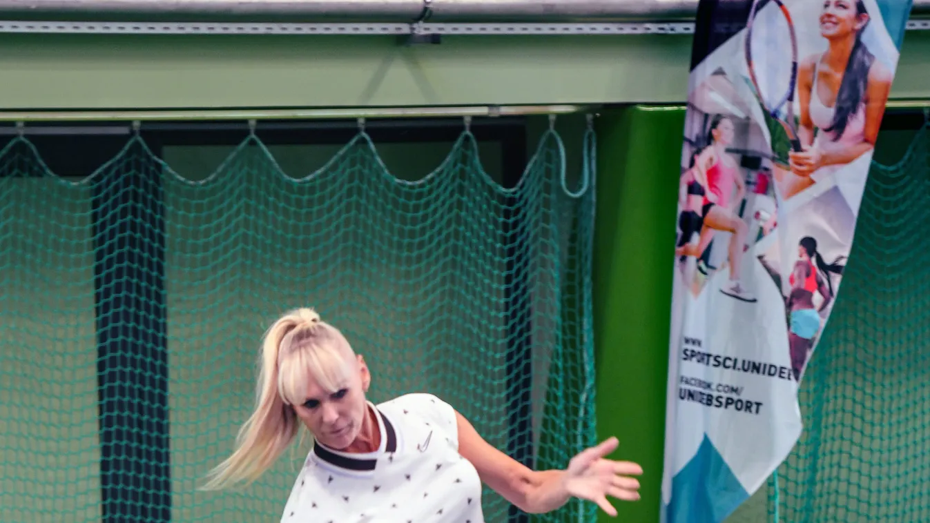 Balesetet szenvedett Budán a magyar sztár, mentő vitte el a sérültet