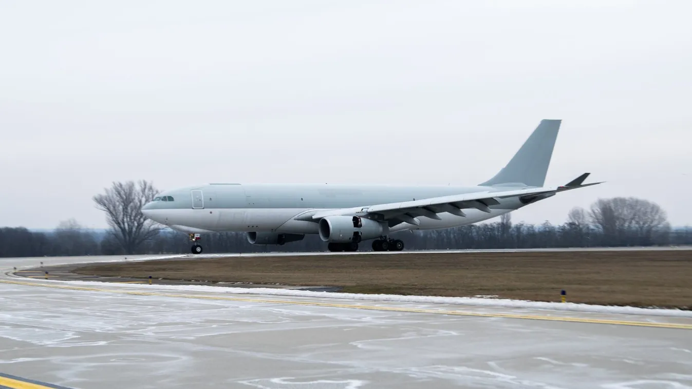 Most jött: megérkezett a kínai vakcina Magyarországra