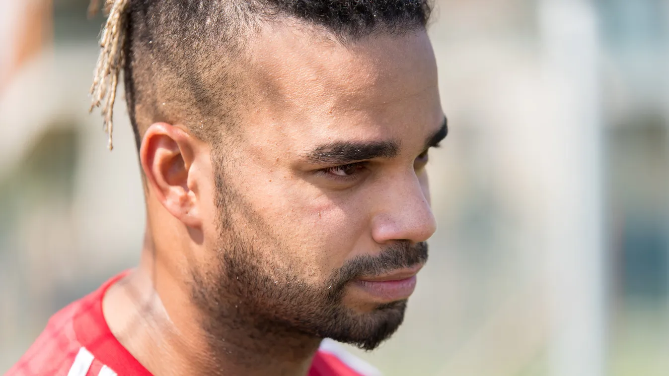 Kállay-Saunders András: A dalaimat a vécén írom