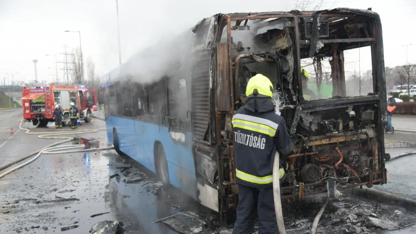 Brutális helyszíni fotók érkeztek a hatalmas lángokkal égő buszról