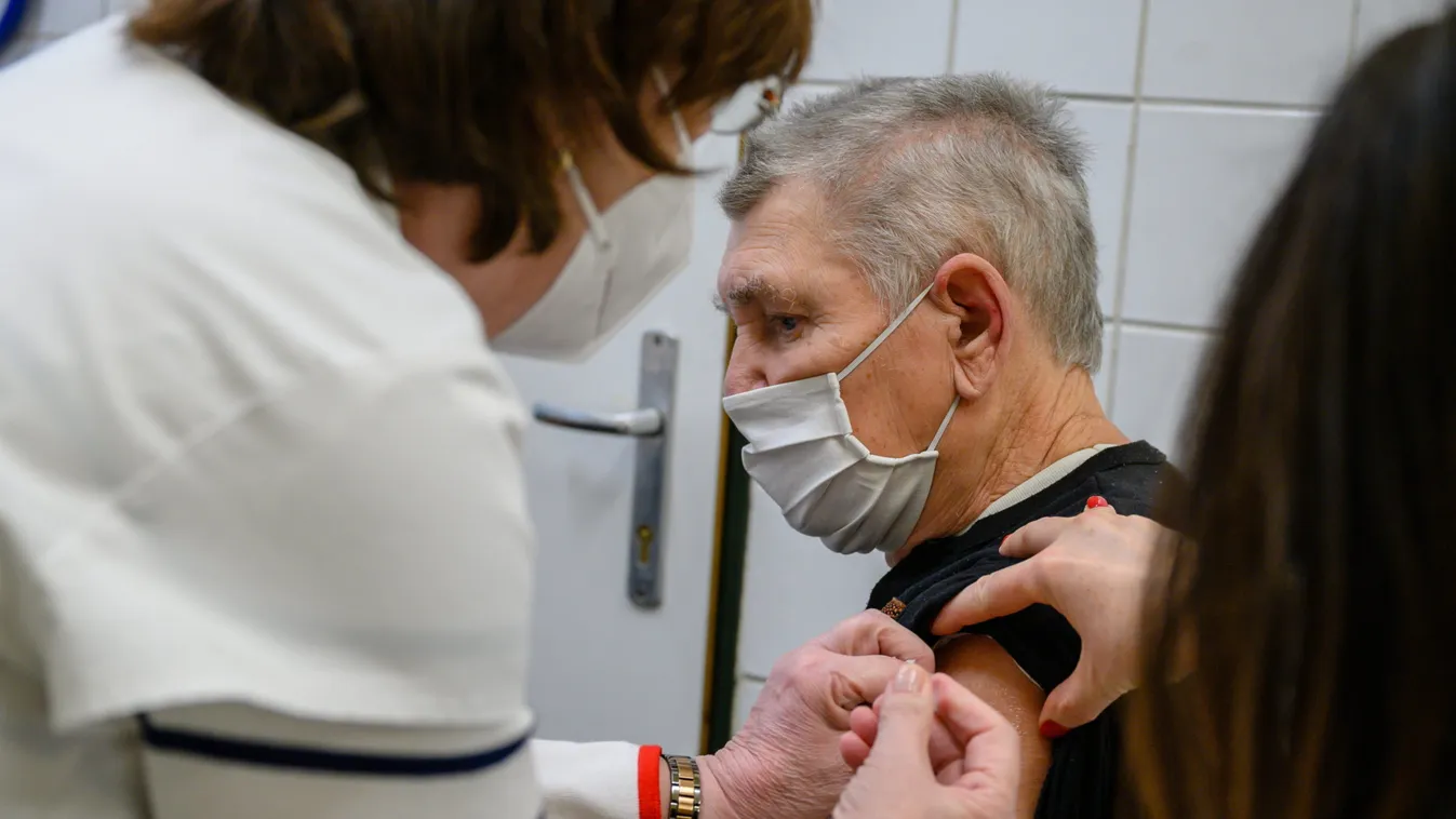 Itt van minden fontos információ a legidősebbek és krónikus betegek oltásáról