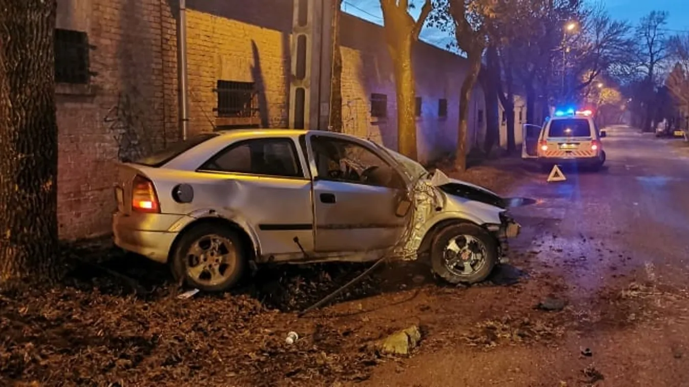 Oszlopnak csapódott a jogsi nélkül vezető sofőr - brutális fotó