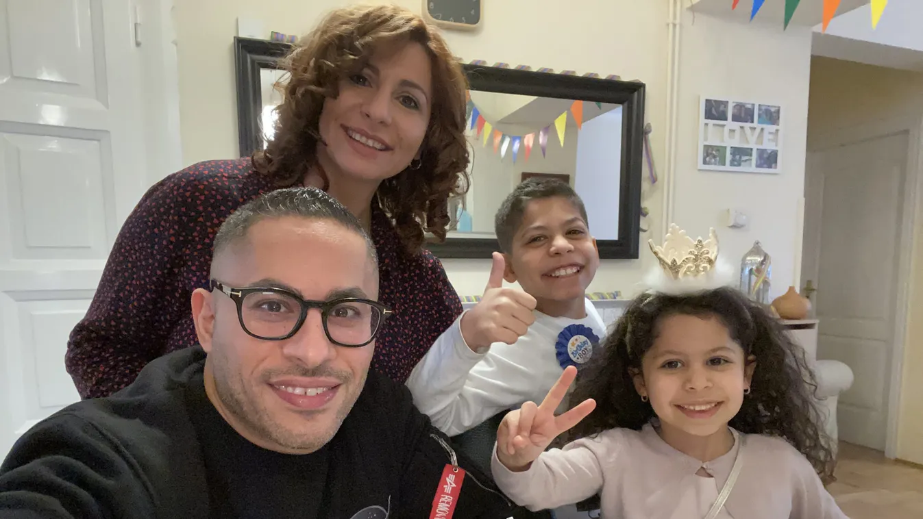 Hoppá! Négy nyelven folyik a szó ennél a magyar családnál